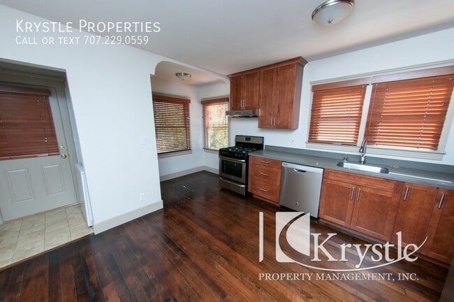 Building Photo - Wonderfully updated home w/ eat in kitchen...