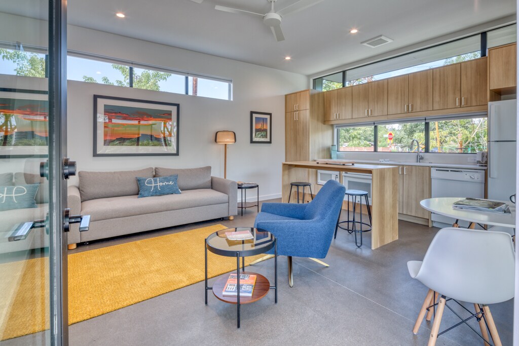 Living room and kitchen with lots of natural light - 4711 N 14th St