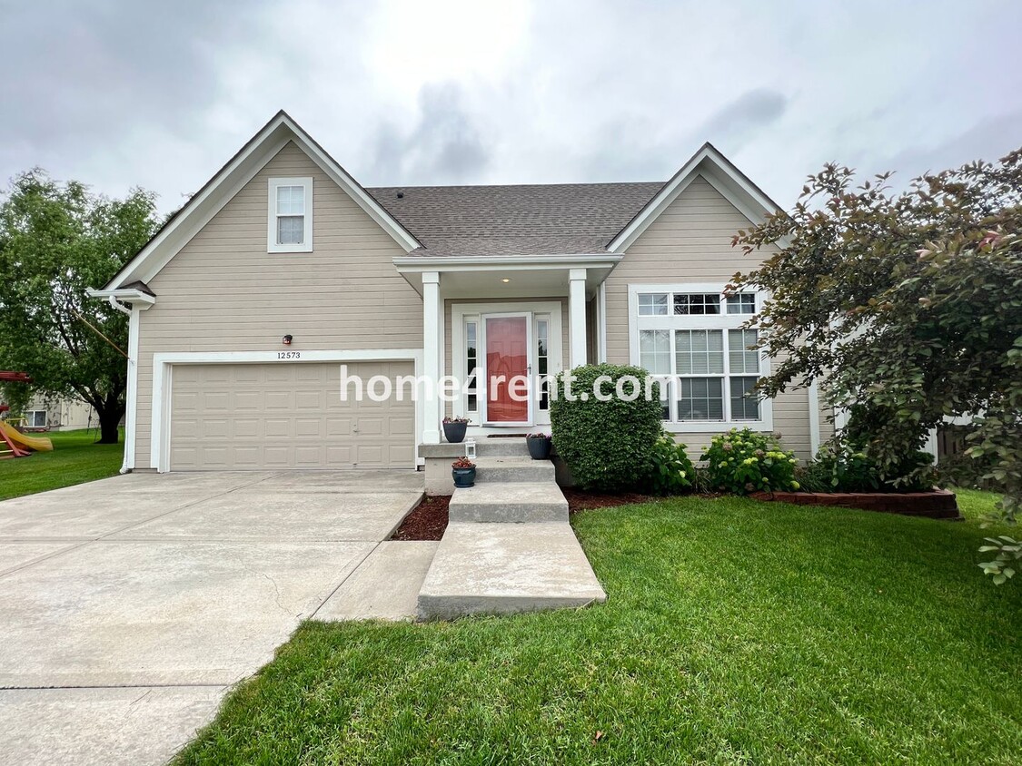 Primary Photo - Updated Kitchen w/ Granite Counters, SS Ap...