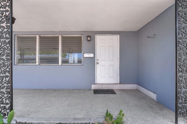 Building Photo - 923 N 17th Ave