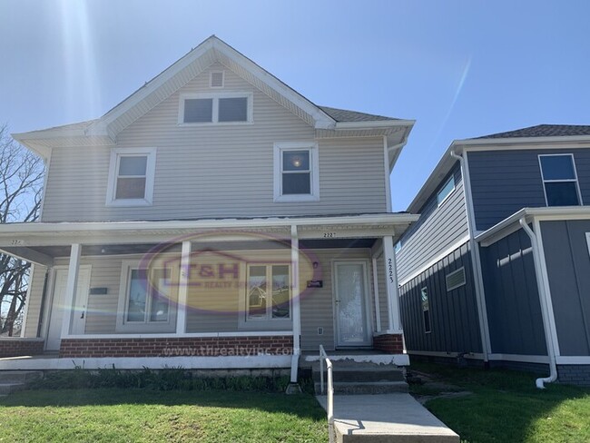 Building Photo - Updated Duplex off Keystone and Prospect!