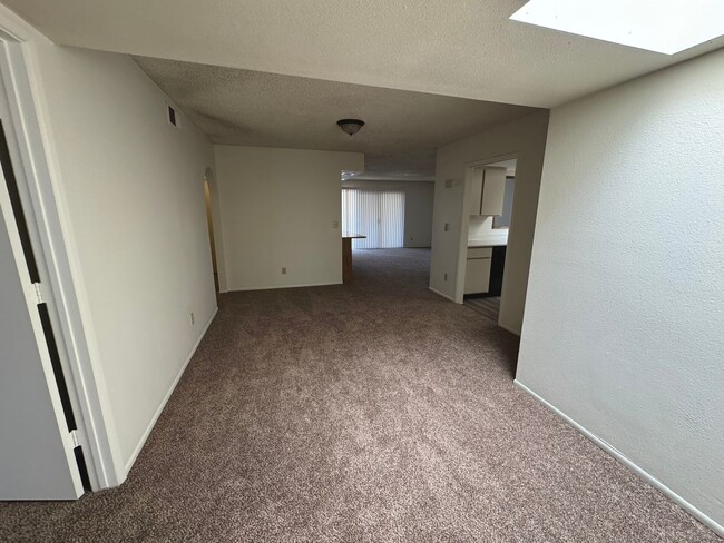 Foto del edificio - AMAZING 2BED 2 BATH TOWNHOUSE LOCATED NEAR...