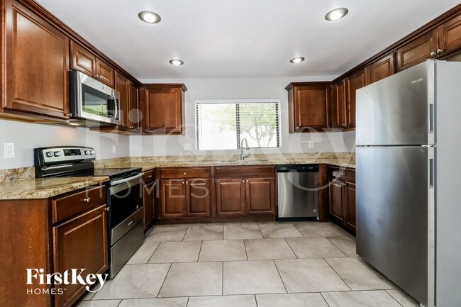 Building Photo - 806 E El Caminito Dr