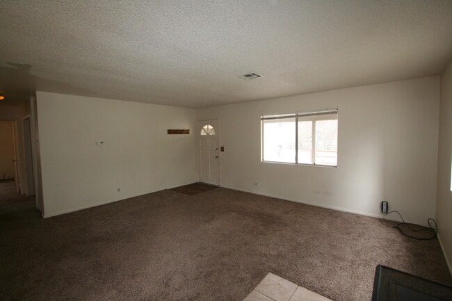 Building Photo - 1017 Sequoia Dr
