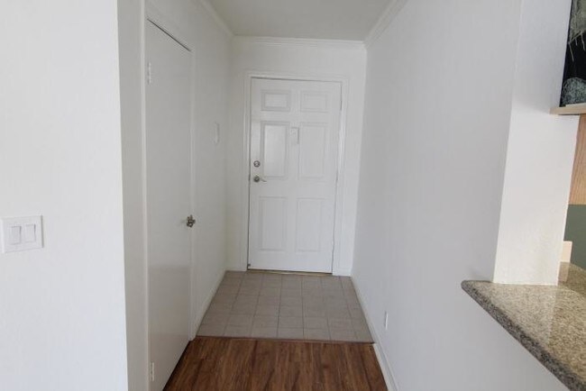 Building Photo - 2 bedroom in Sherman Oaks CA 91403