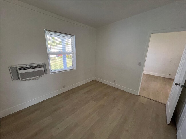 Building Photo - 320 NE 13th Ave