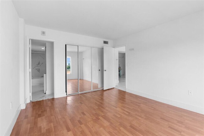 Building Photo - 4164 Inverrary Dr