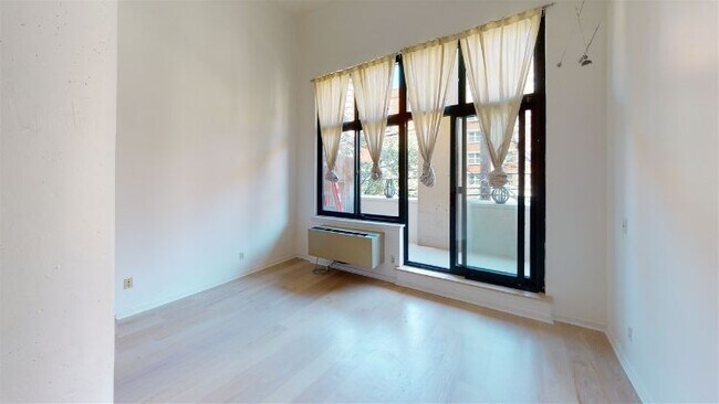 Building Photo - 205 10th St