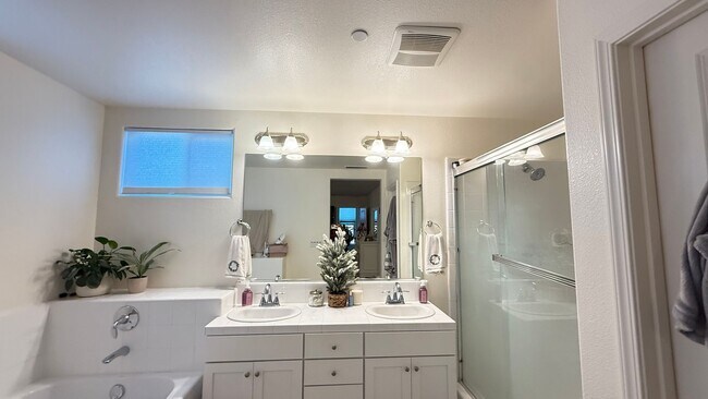 Foto del edificio - Charming 3 Bedroom Home in a Quiet Madera Neighborhood