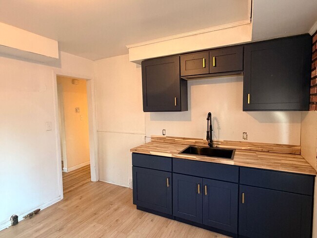 Foto del edificio - Section 8 welcomed at this modern rehabbed...