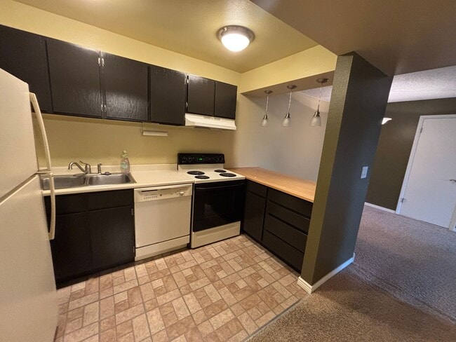 Building Photo - 2 Bedroom 1 Bathroom Apartment
