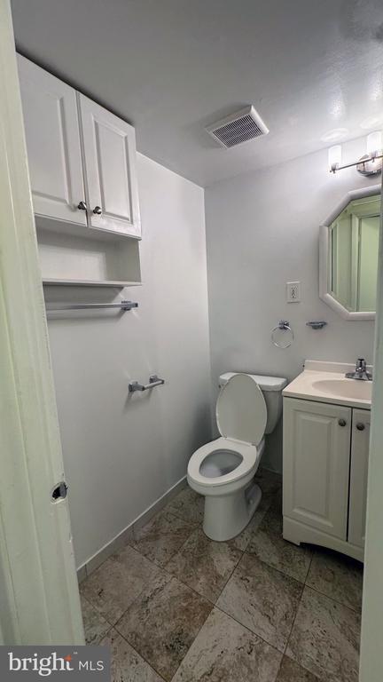 Building Photo - 3790 Lyndhurst Dr