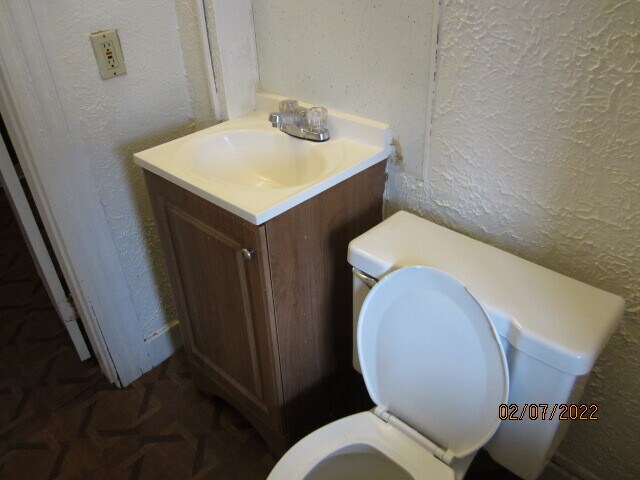 Baño - 570 S Main St