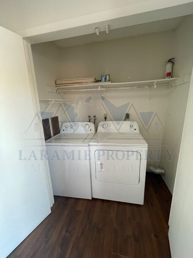 Building Photo - 3 Bedroom 2 Bathroom Townhouse