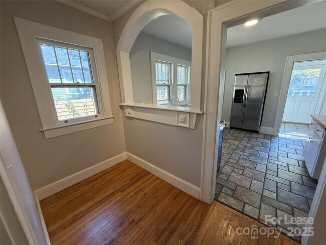 Foto del edificio - 319 Grandin Rd