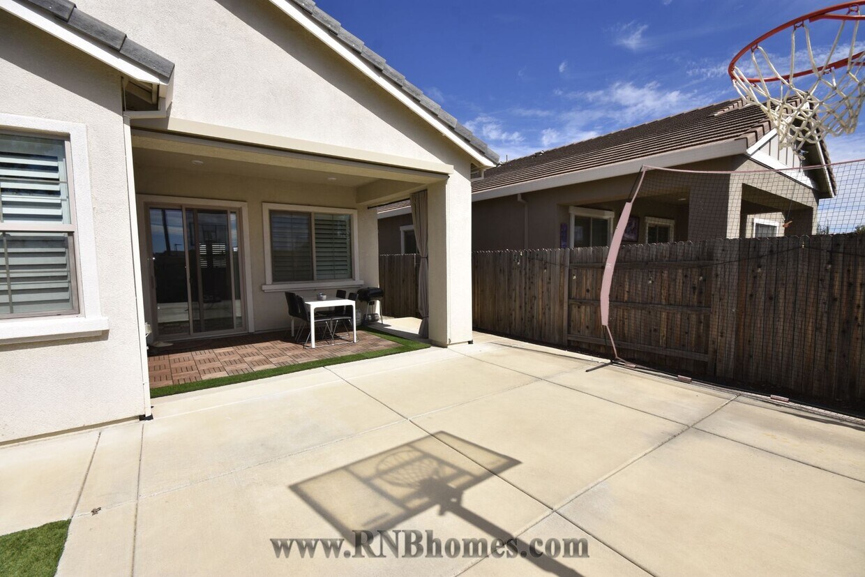 Foto del edificio - 5121 Creekhollow Way
