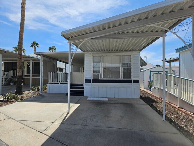 Building Photo - Cute Park Model for rent in a lively 55+ Park!
