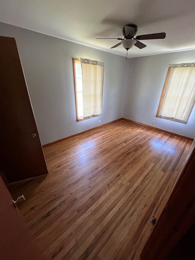 Building Photo - 1302 w 13th street 2 bed 1 bath - $900/mo.