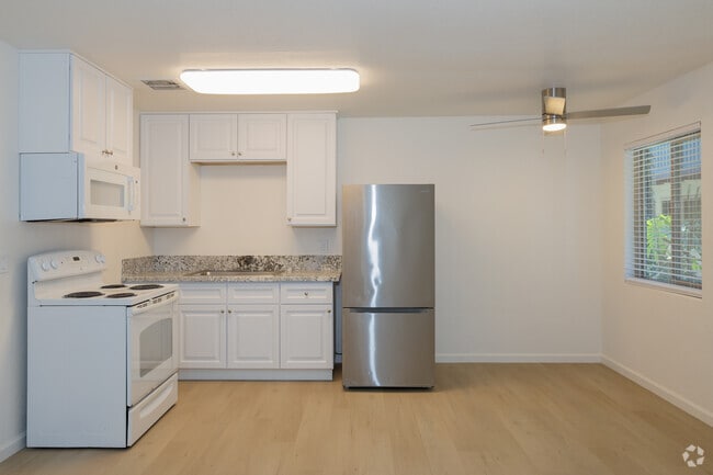 3BR, 1BA - 1,000SF - Kitchen / Dining Room - Solana