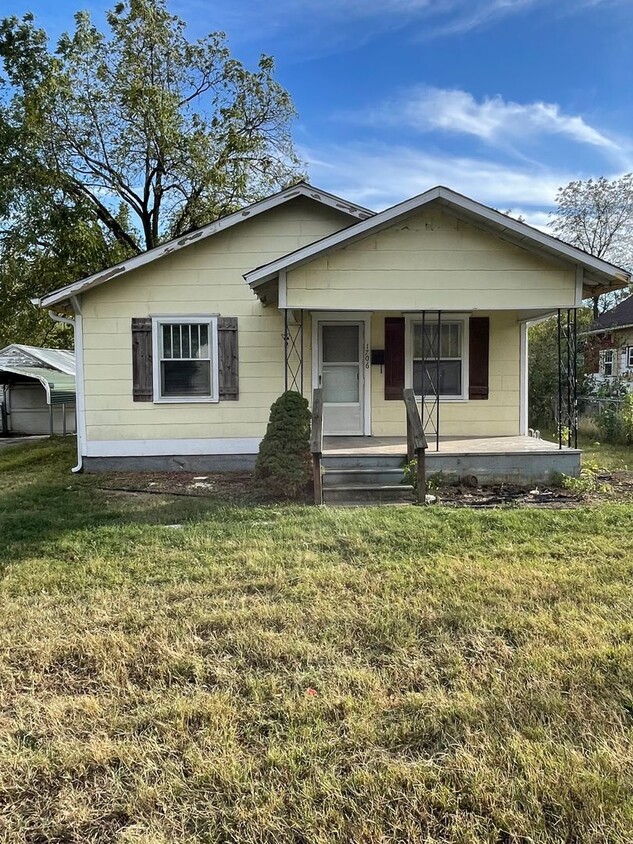 Primary Photo - Updated 3 bed/1 bath home!