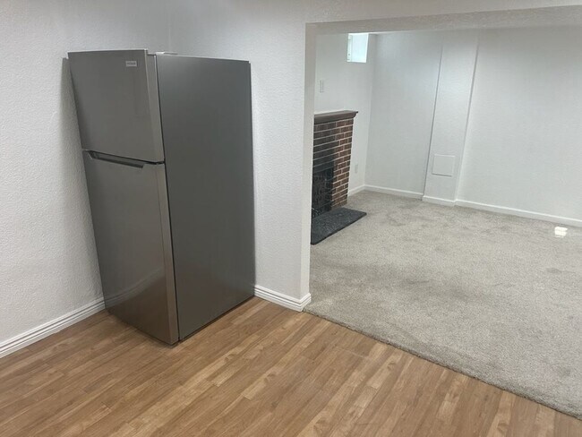 Foto del edificio - Wonderful updated basement apartment - Available 4/10/26