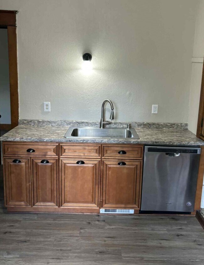 kitchen - stainless steel dishwasher - 633 E Burleigh St