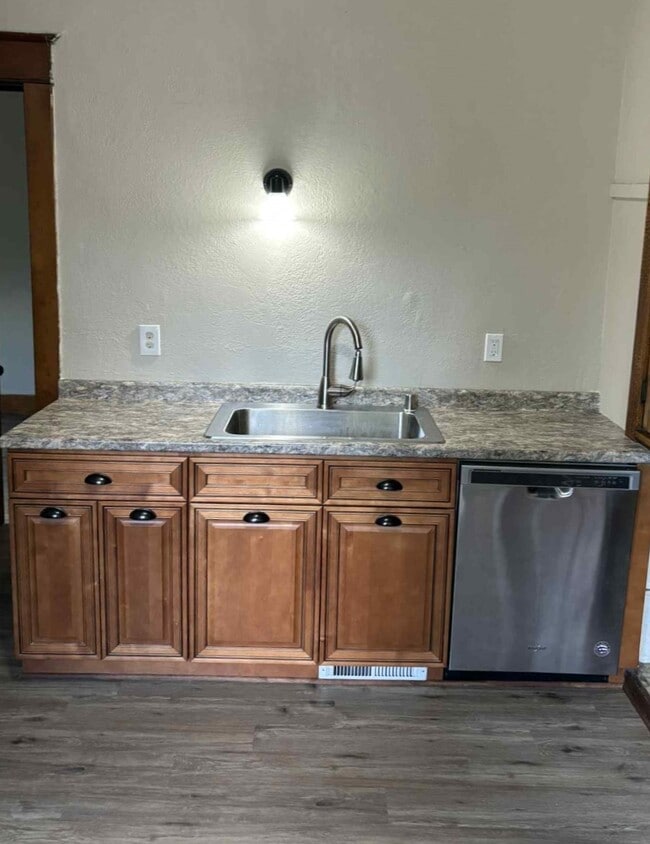 kitchen - stainless steel dishwasher - 633 E Burleigh St