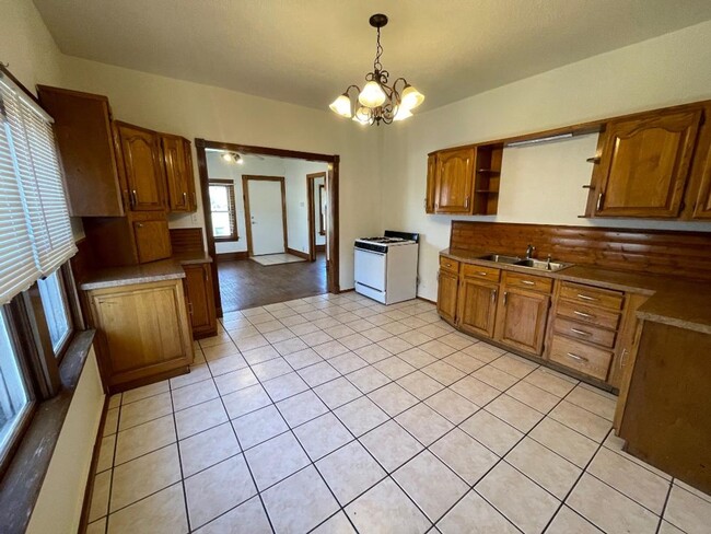 Foto del edificio - ADORABLE 2 BEDROOM 1 BATHROOM HOUSE IN CENTRAL NORMAN