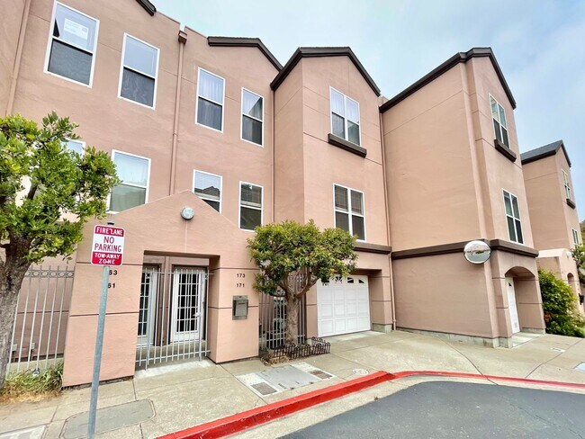 Photo - 2BD/2BA Spacious Crocker Amazon Condo, Gat...