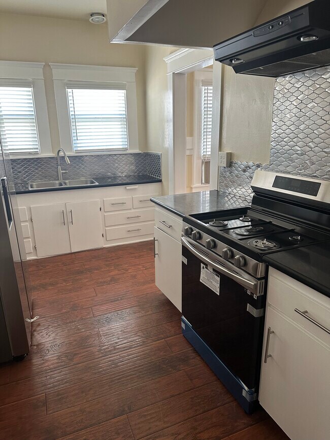 Kitchen w/ new appliances - 1400 S St Andrews Pl