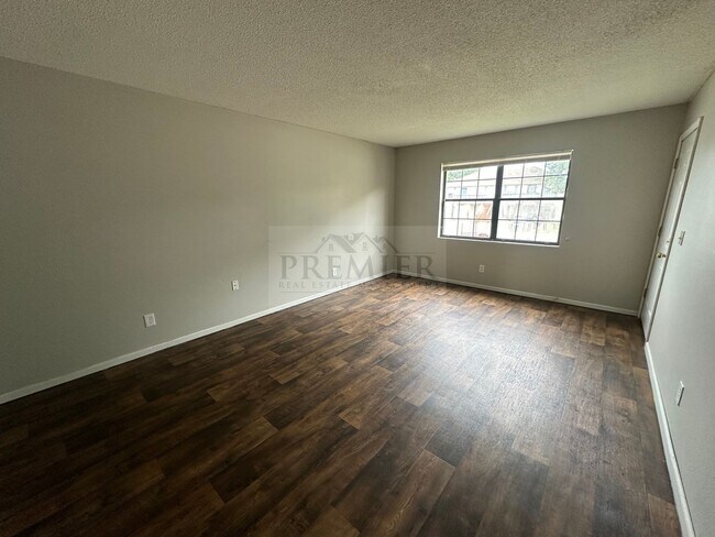 Foto del edificio - 300 W Montgomery St