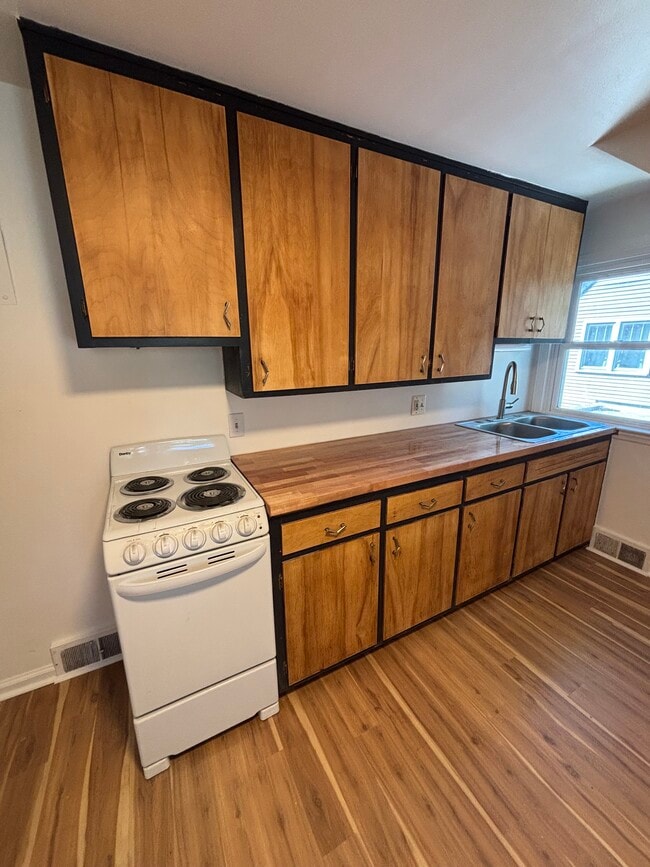 Vintage cabinets, new floors! - 917 S Division St