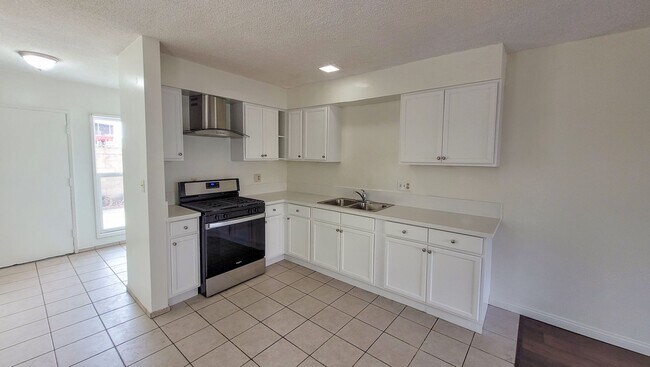 Foto del edificio - 8031 Fillmore Dr