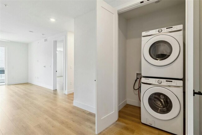 Foto del edificio - 1701 Simond Ave Ave