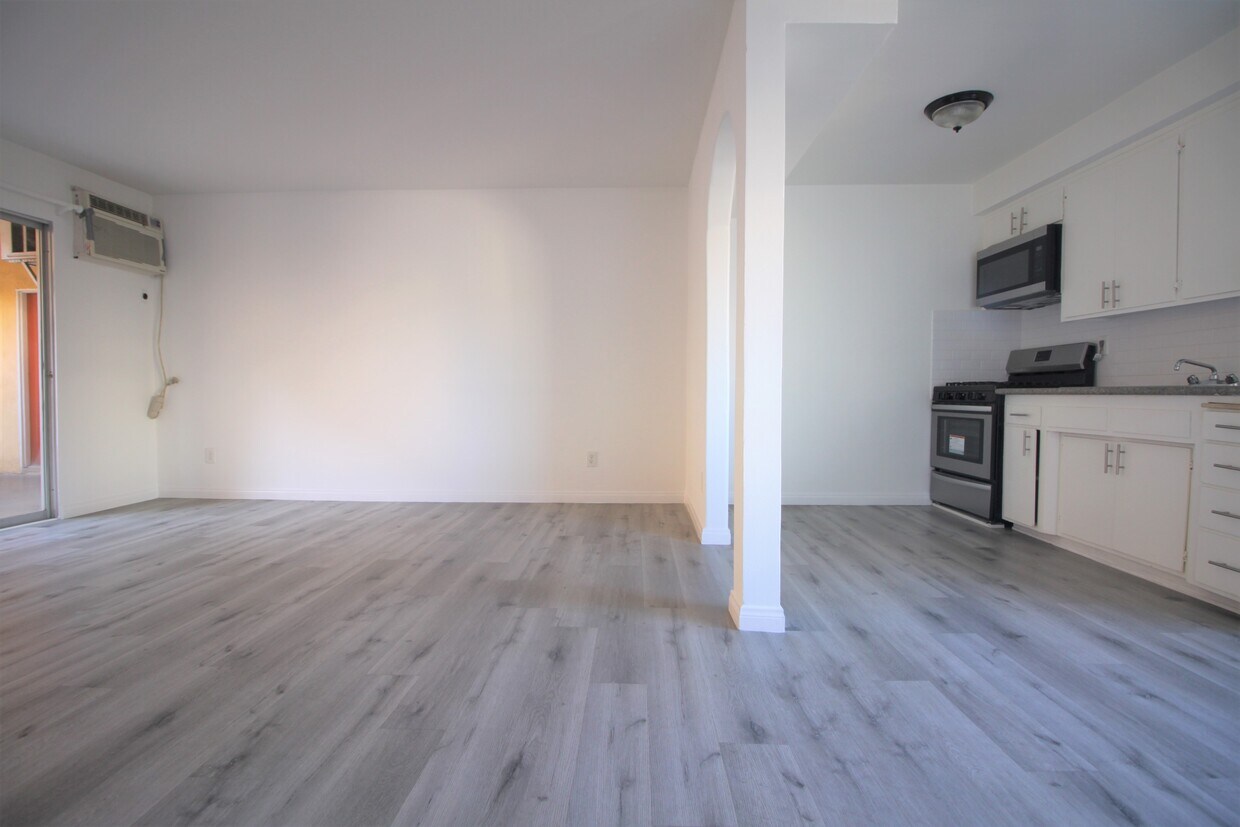 Primary Photo - 7121 Woodman Ave