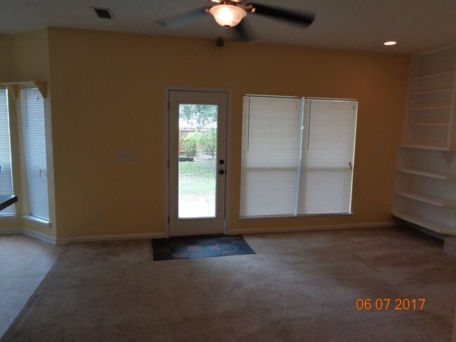 Building Photo - Spacious 5 bedroom/ 3 bath