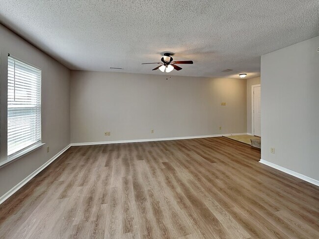 Building Photo - MOVE IN SPECIAL! 3 bed 2.5 bath in Indiana...