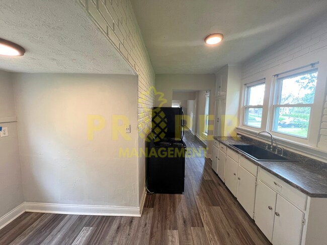 Building Photo - 2 bedrooms 1 bathroom house