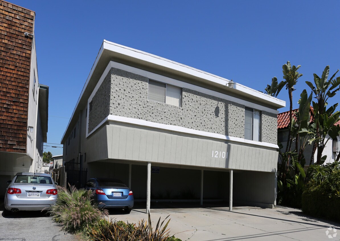 Foto principal - 12101 Pacific Ave