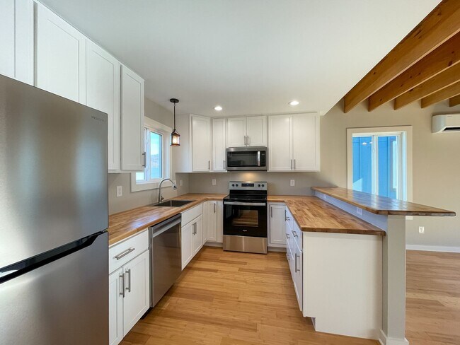 Building Photo - Beautiful, Newer-Construction Compact Cott...