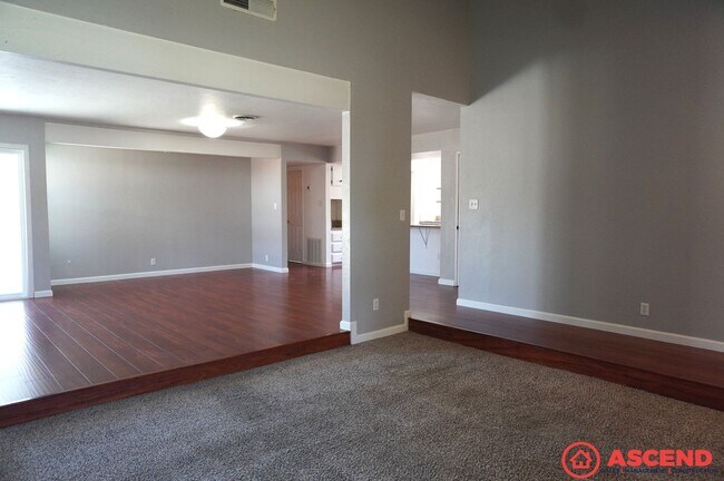 Foto del edificio - Cozy 3BD/2BA Home in Bakersfield's 93306 — Fully Equipped, Fireplace, Solar & All Pets Welcome!