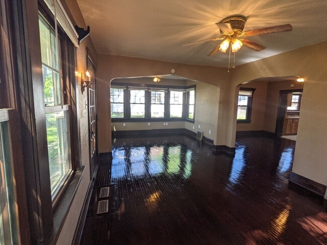 Building Photo - 834 Dewald