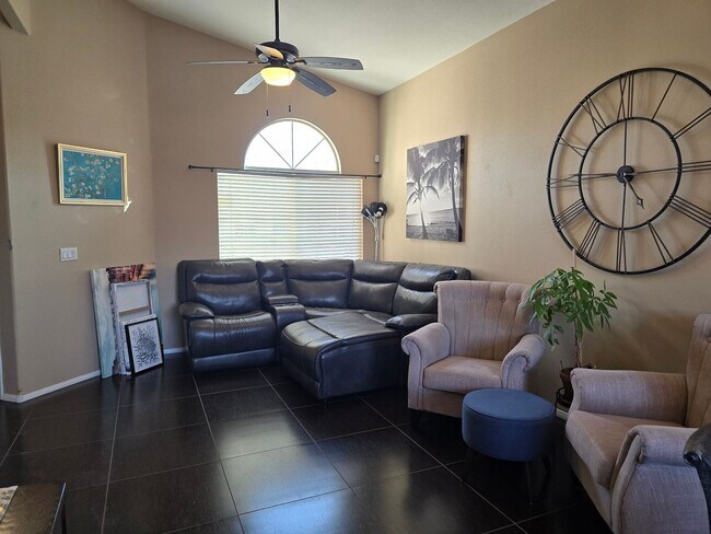 Foto del edificio - 2 story, 2 car garage, 5 bedroom, coveredpatio, All appliances. move in ready home with solar inc...
