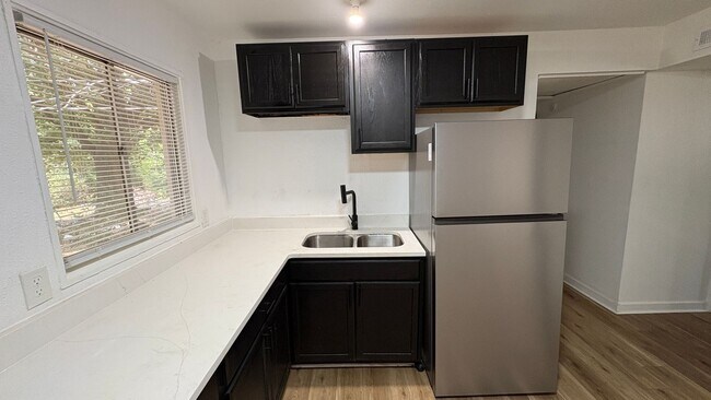Building Photo - 79 S Meadowcliff Dr
