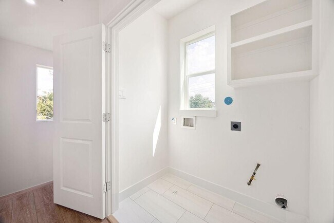 Foto del edificio - 2121b Hoskins Dr