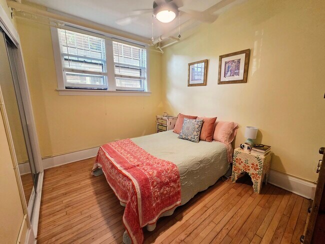 Foto del edificio - 2537 N Downer Ave