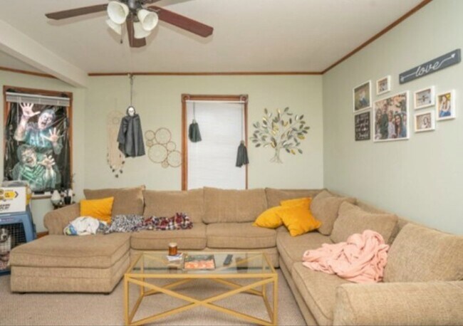 Foto del edificio - HUGE 3BD/1BA