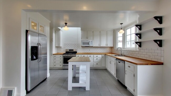Foto del edificio - Lakeside 3 Bedroom / 3 Bathroom Single Fam...