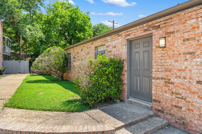 Building Photo - TARRY TOWN DUPLEX - 3BD/2BA - AWESOME REMO...