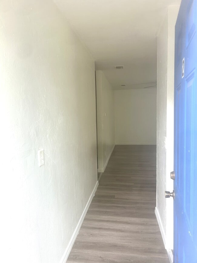 Building Photo - 3304 Phyllis St